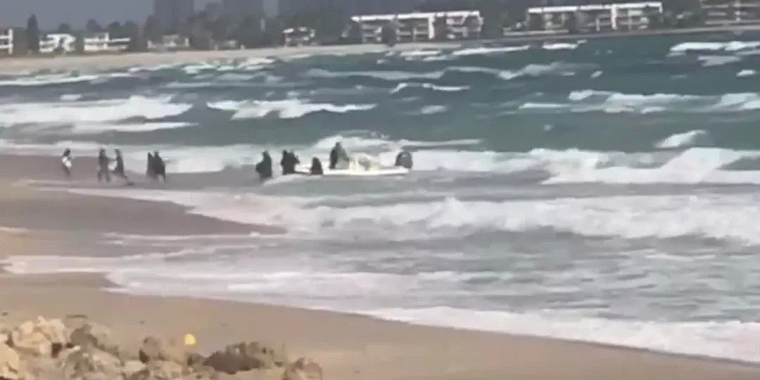 12名偷渡客搭豪华私人游艇抢滩被捕！包括9名中国人，警方：这些人能活下来非常幸运！（组图） - 3