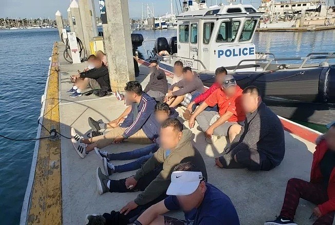 12名偷渡客搭豪华私人游艇抢滩被捕！包括9名中国人，警方：这些人能活下来非常幸运！（组图） - 10
