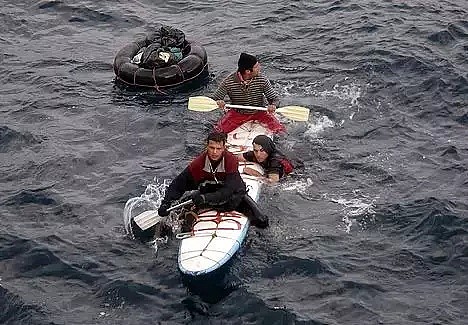 12名偷渡客搭豪华私人游艇抢滩被捕！包括9名中国人，警方：这些人能活下来非常幸运！（组图） - 14