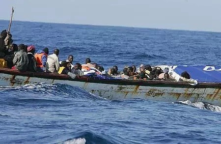 12名偷渡客搭豪华私人游艇抢滩被捕！包括9名中国人，警方：这些人能活下来非常幸运！（组图） - 15