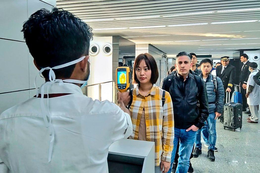 印度加尔各答，对来自中国的旅客用热像仪检查冠状病毒感染的迹象。