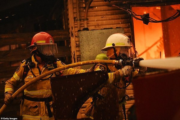 高温强风助燃，山火再度来袭！居民疏散、家园被焚、电力中断，澳小镇损失惨重（视频/组图） - 1