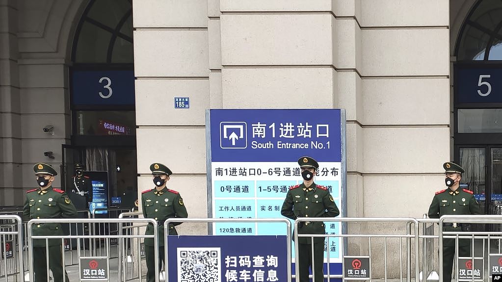 武汉封城后武警把守汉口火车站。（2020年1月23日）