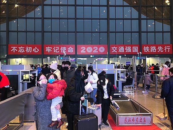 1月21日，武汉站出行的旅客均佩戴口罩。