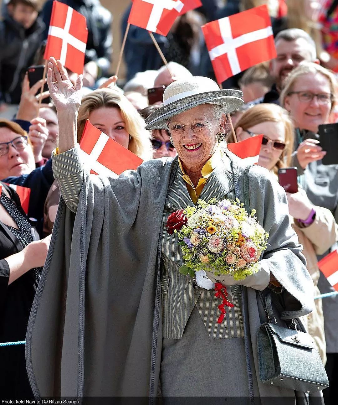 79岁丹麦女王人设崩塌：抽烟喝酒逛地摊，丈夫不愿死后合葬（组图） - 11