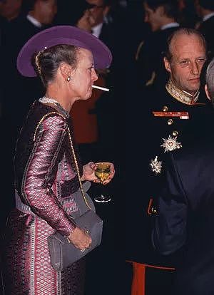 79岁丹麦女王人设崩塌：抽烟喝酒逛地摊，丈夫不愿死后合葬（组图） - 32