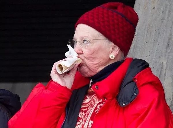 79岁丹麦女王人设崩塌：抽烟喝酒逛地摊，丈夫不愿死后合葬（组图） - 40