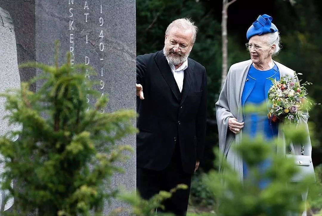 79岁丹麦女王人设崩塌：抽烟喝酒逛地摊，丈夫不愿死后合葬（组图） - 93