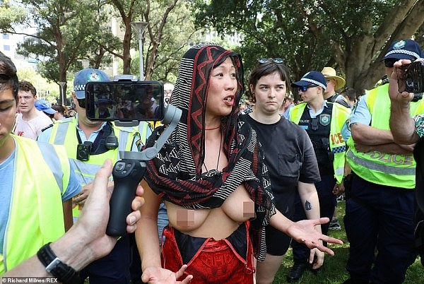 数千人在悉尼CBD游行，不乏华人身影！亚裔女袒胸露乳遭围观（组图） - 1