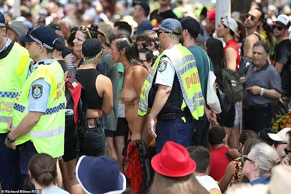 数千人在悉尼CBD游行，不乏华人身影！亚裔女袒胸露乳遭围观（组图） - 3