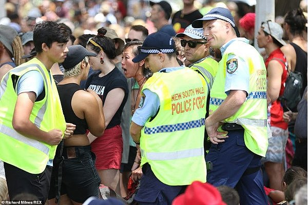 数千人在悉尼CBD游行，不乏华人身影！亚裔女袒胸露乳遭围观（组图） - 4
