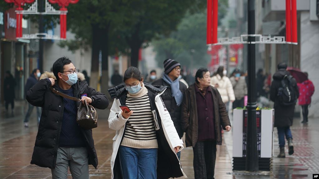 武汉市民采取自我防范措施，预防病毒传染（2020年1月22日）。