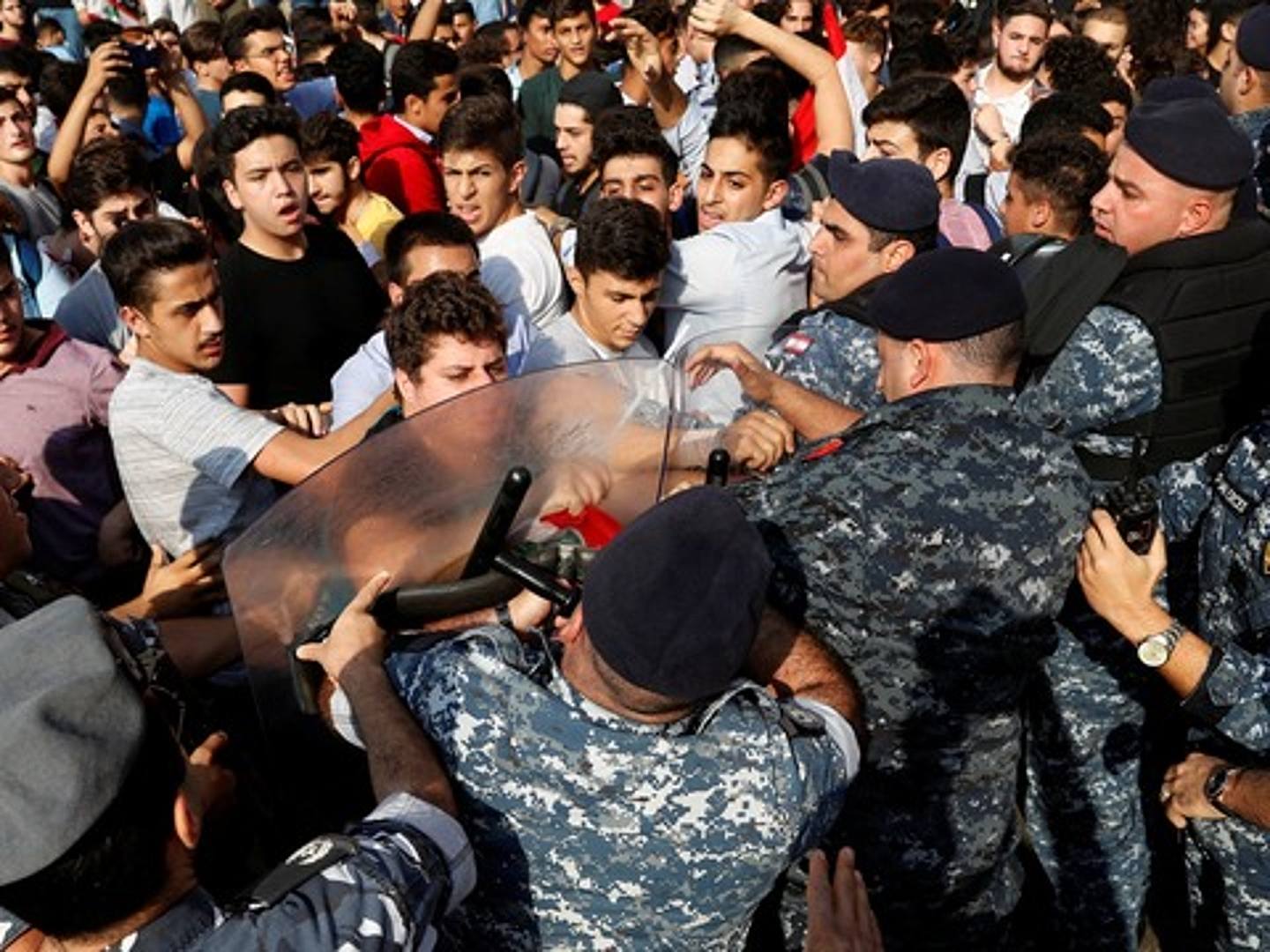 2019年11月6日在黎巴嫩贝鲁特举行的反政府抗议活动中，警察试图阻挡抗议人群。（Reuters）