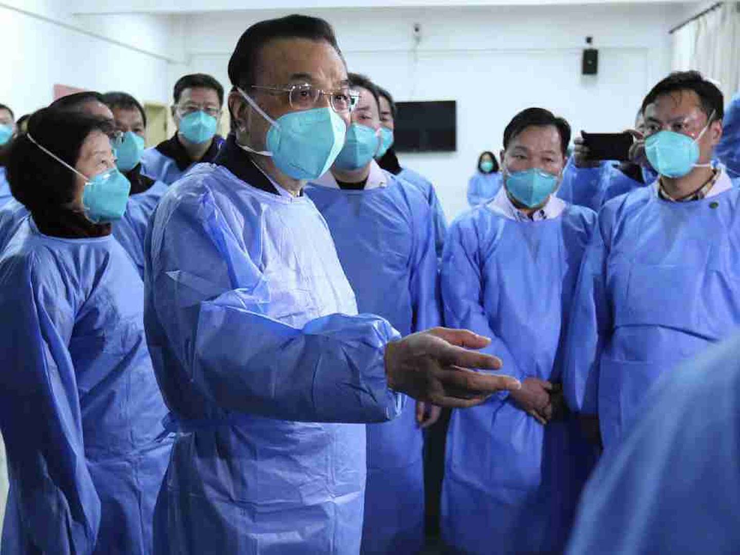 1月27日，李克强（左二）在武汉一家医院与医护人员交谈。（中国政府网）
