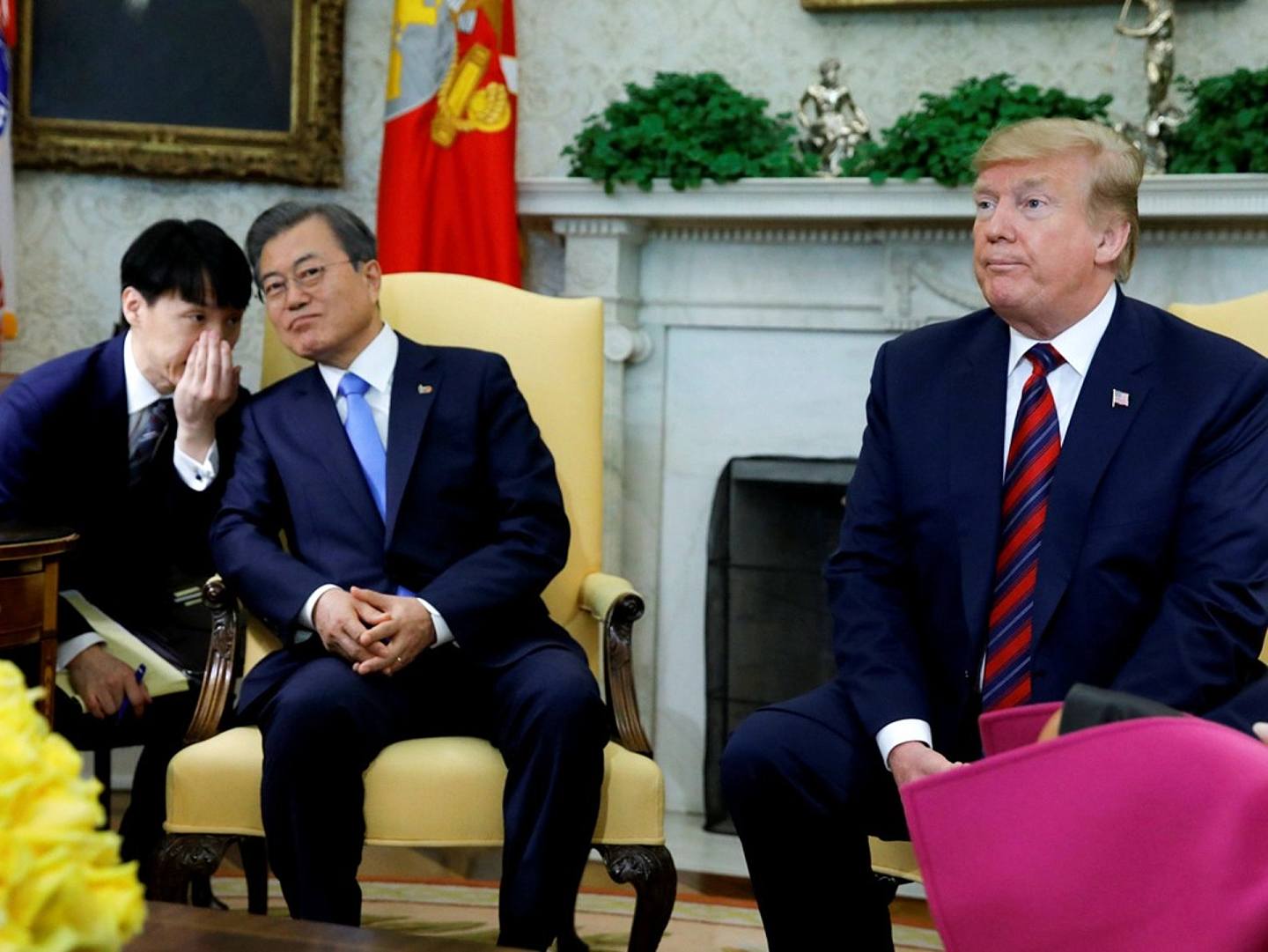 美国总统特朗普（右）2019年4月11日在白宫椭圆形办公室会见到访的韩国总统文在寅（左），谈论朝核问题。（Reuters）