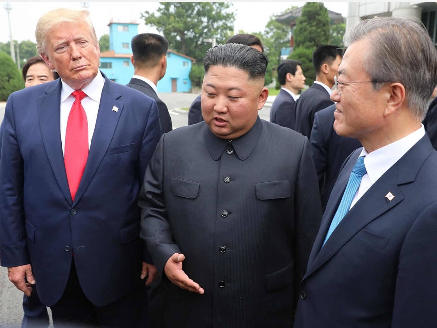 2019年6月30日，朝鲜最高领导人金正恩（中）、美国总统特朗普（左）和韩国总统文在寅在板门店韩方一侧会面。（新华社）