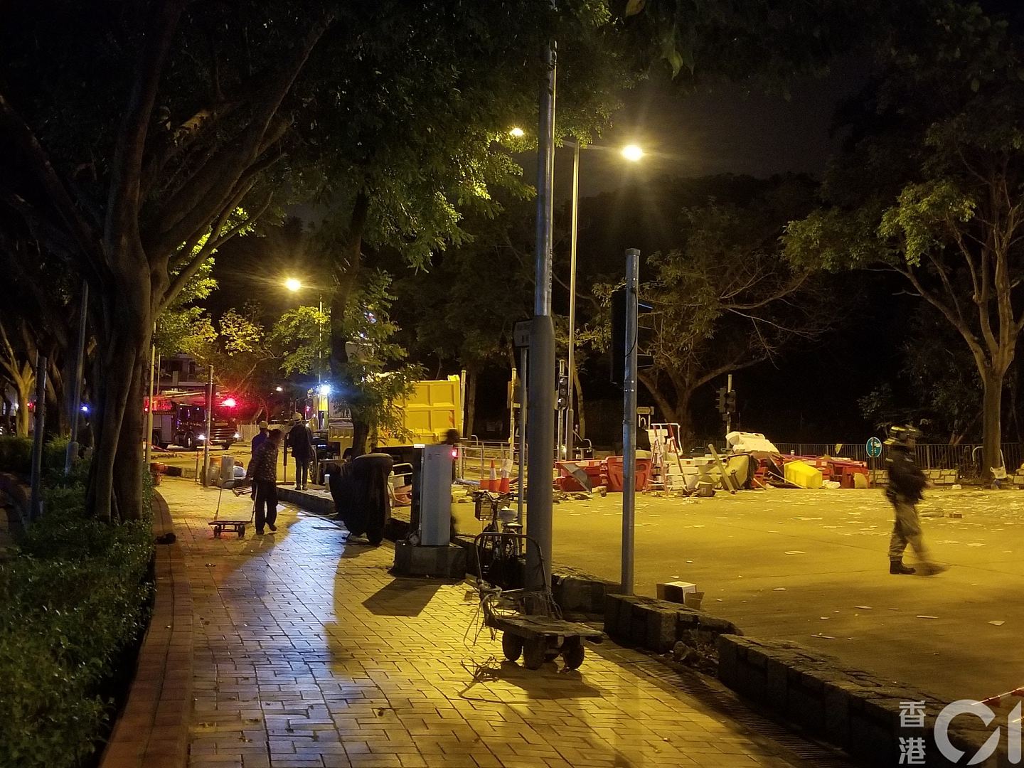 香港新冠肺炎预备隔离区惨遭黑衣人纵火，特区全面实施入境管控！（视频/组图） - 3