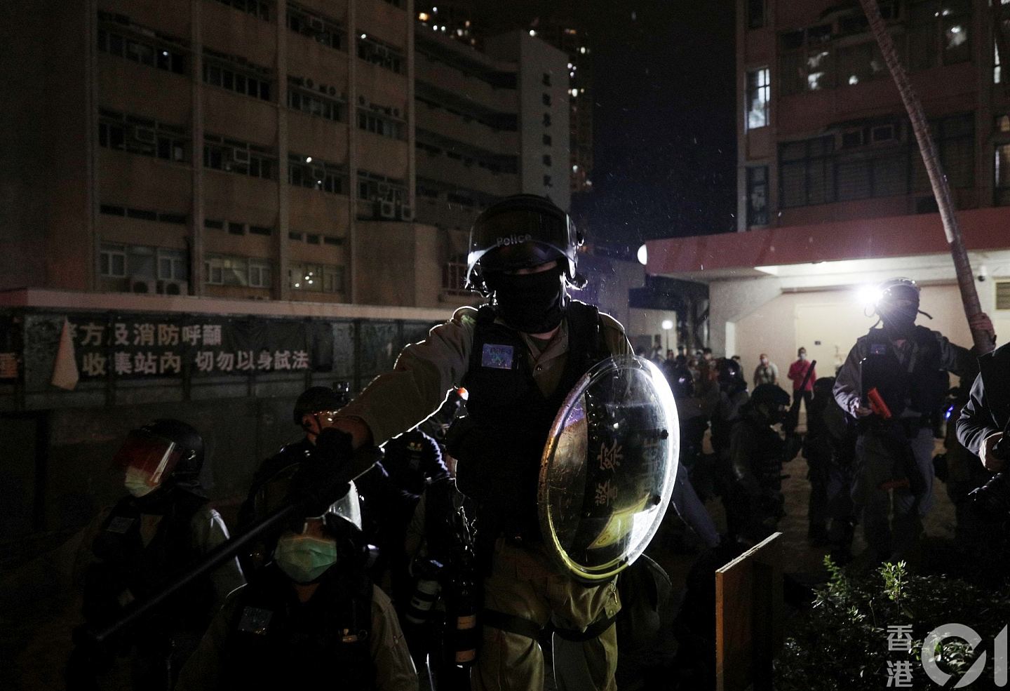 香港新冠肺炎预备隔离区惨遭黑衣人纵火，特区全面实施入境管控！（视频/组图） - 13