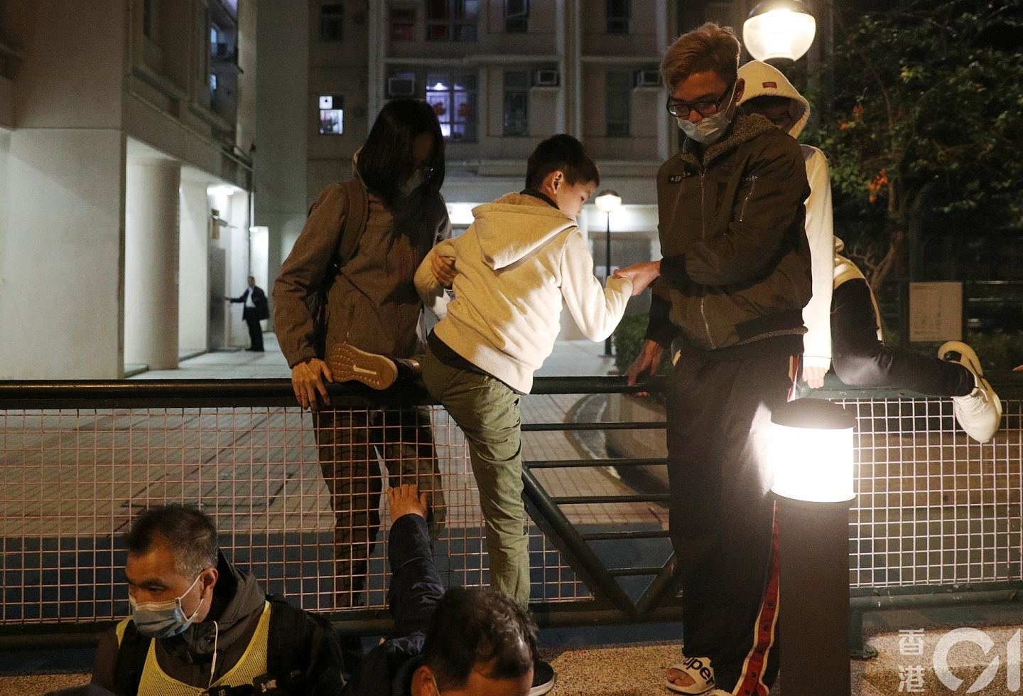 香港新冠肺炎预备隔离区惨遭黑衣人纵火，特区全面实施入境管控！（视频/组图） - 15