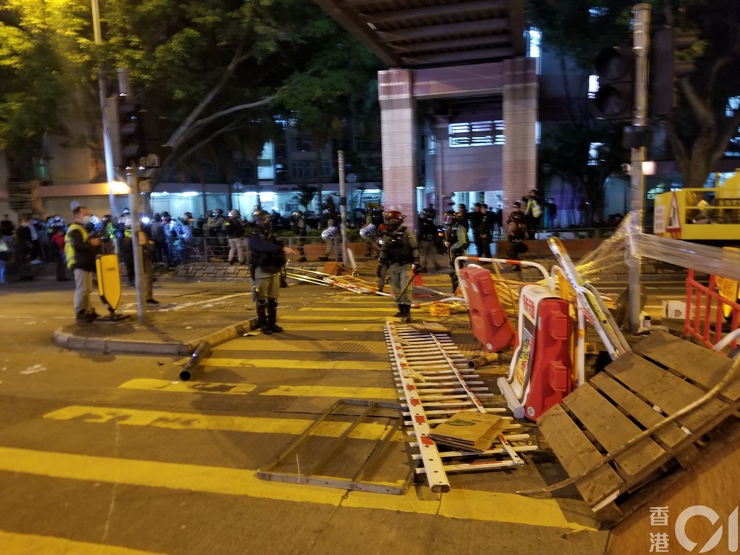 香港新冠肺炎预备隔离区惨遭黑衣人纵火，特区全面实施入境管控！（视频/组图） - 16