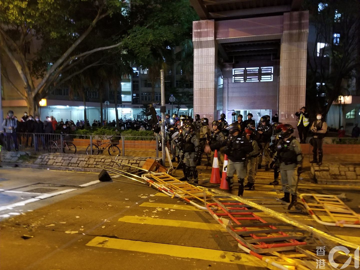 香港新冠肺炎预备隔离区惨遭黑衣人纵火，特区全面实施入境管控！（视频/组图） - 18