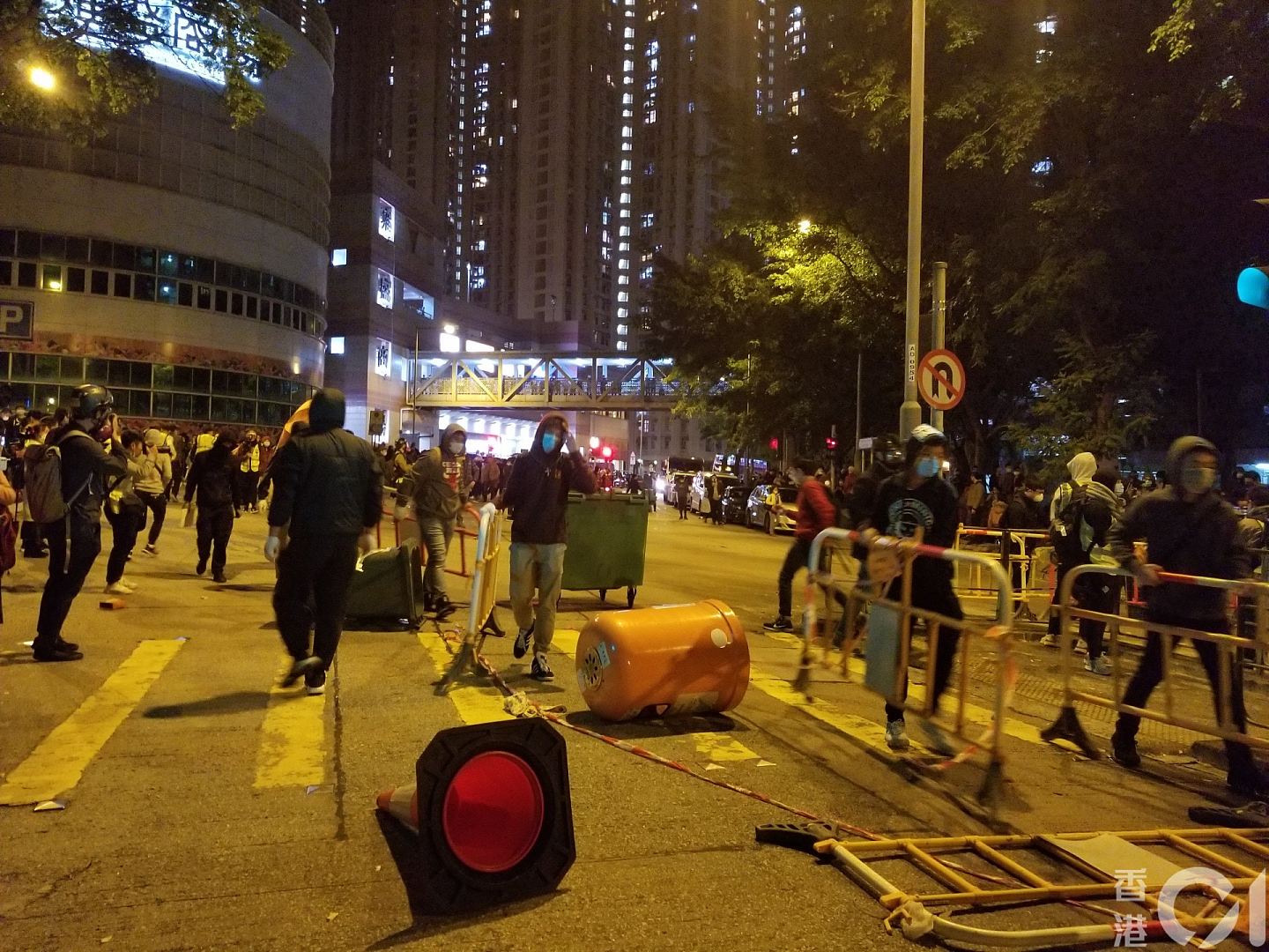 香港新冠肺炎预备隔离区惨遭黑衣人纵火，特区全面实施入境管控！（视频/组图） - 20