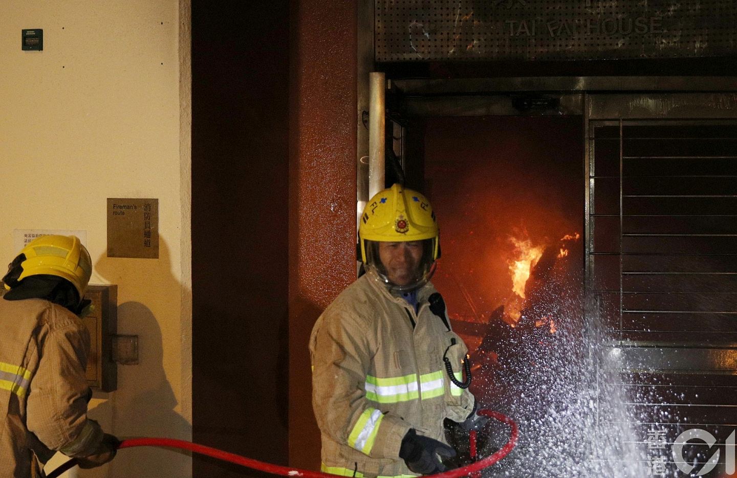 香港新冠肺炎预备隔离区惨遭黑衣人纵火，特区全面实施入境管控！（视频/组图） - 27