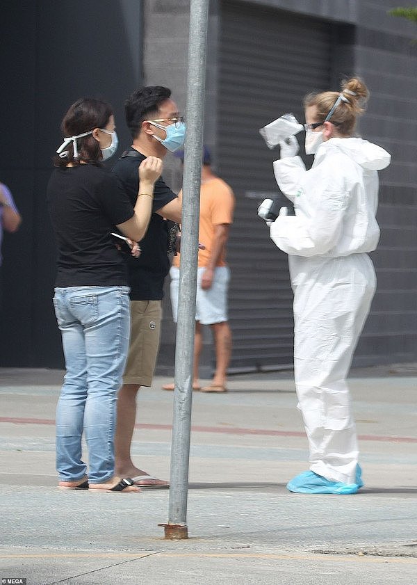 注意！又一名华人疑似感染新冠肺炎，酒店赶紧消毒！警方现场隔离人群（组图） - 2