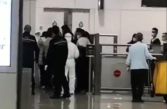 网传8名湖北人在香港机场被拒绝入境，结果竟大闹机场宣泄不满...（视频/组图） - 4