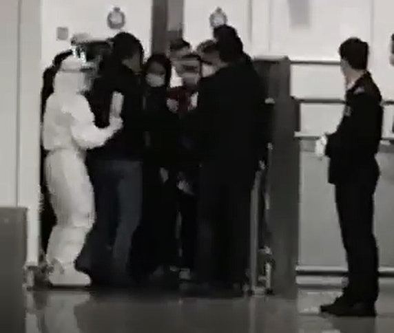 网传8名湖北人在香港机场被拒绝入境，结果竟大闹机场宣泄不满...（视频/组图） - 3