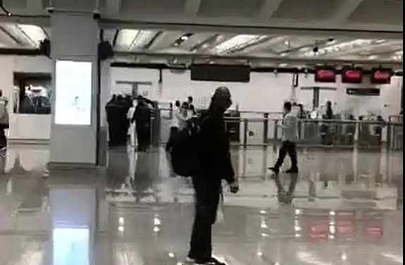 网传8名湖北人在香港机场被拒绝入境，结果竟大闹机场宣泄不满...（视频/组图） - 5