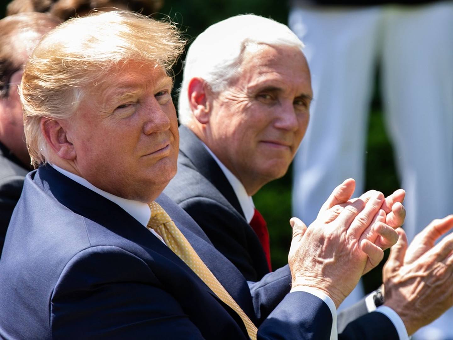 2019年5月7日，美国总统特朗普与副总统彭斯在白宫玫瑰园共同出席公益活动（Getty）
