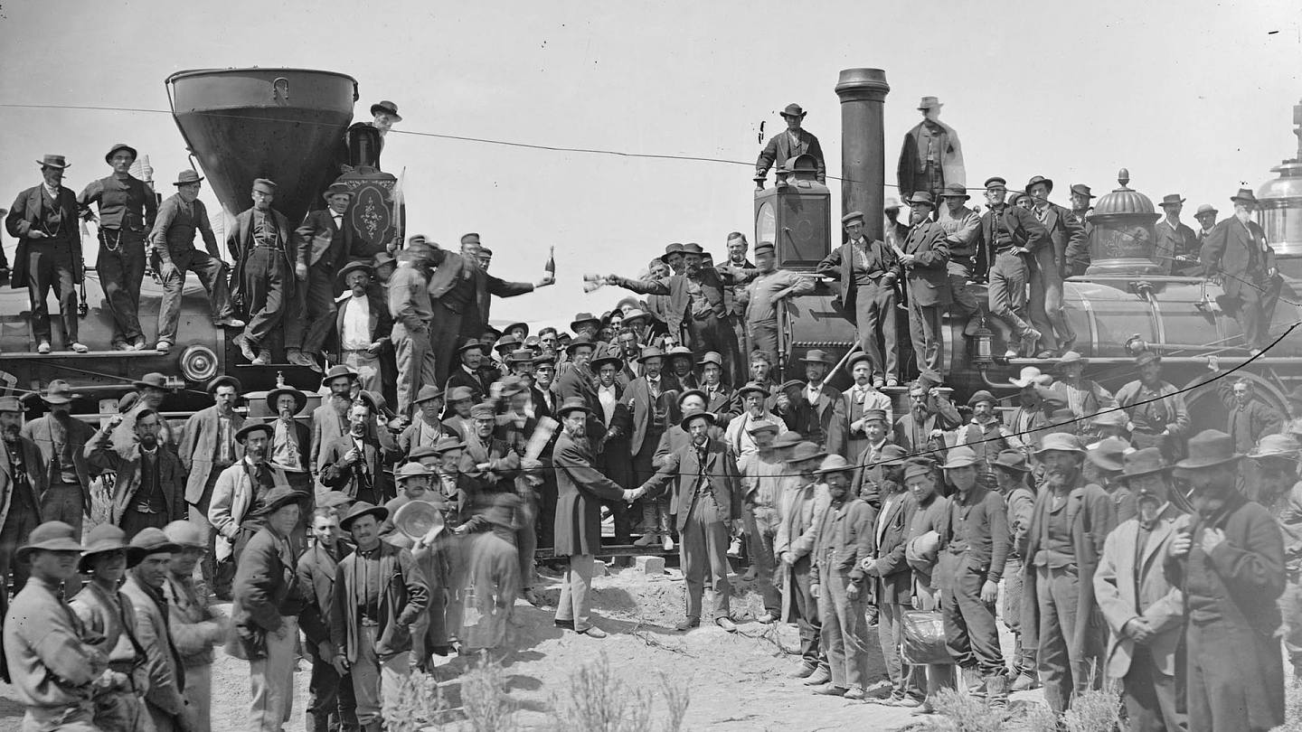 1869年5月10日，长达1912英里的第一条横贯大陆铁路正式完工，打通了美美国东、西岸之间的连接，推动了美国经济发展。（Reuters）