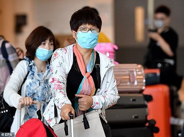 为抵御病毒，中国飞澳航班上的一名乘客戴上了摩托车头盔！华人乘客称：“没看到机场有不戴口罩的人”（视频/组图） - 3