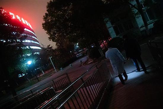1月27日晚，武汉市金银潭医院，张定宇（右二）跛行前往南楼ICU病房。（湖北日报全媒记者 柯皓 摄）