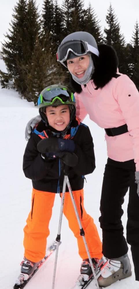 李嘉欣带儿子滑雪晒其正脸，9岁儿子捏鼻子变声讲故事超萌（组图） - 2