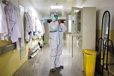 武汉隔离病房护士：最忙时8小时不吃不喝不上厕所，多位同事陆续倒下（组图） - 1