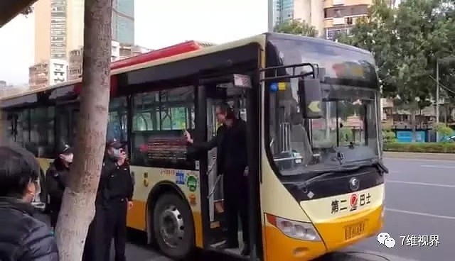 全国首例拒绝公交车上戴口罩不听劝阻被拘留（视频/组图） - 1