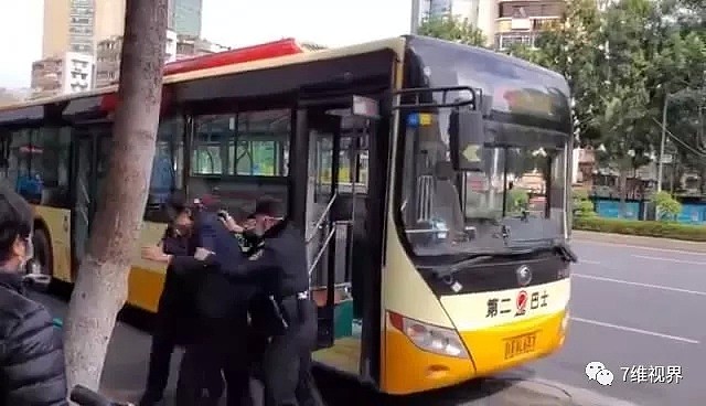 全国首例拒绝公交车上戴口罩不听劝阻被拘留（视频/组图） - 3