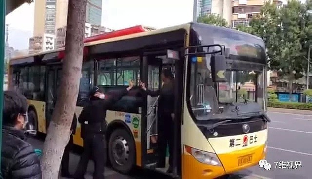 全国首例拒绝公交车上戴口罩不听劝阻被拘留（视频/组图） - 2