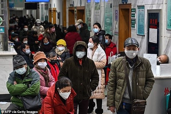 24035782-7944979-People_wearing_facemasks_to_help_stop_the_spread_of_a_deadly_vir-a-1_1580345760182.jpg,0
