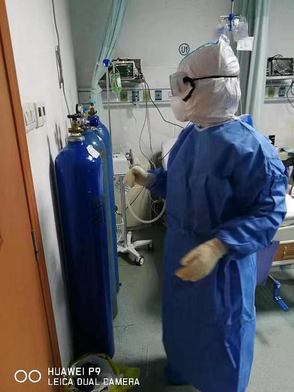 武汉女护士用“姨妈巾”DIY改造装备搬氧气罐（组图） - 3