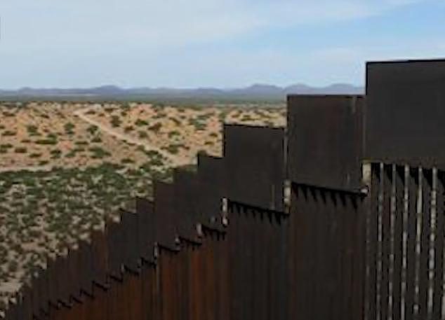 特朗普的墙塌了：美墨边境墙被大风吹倒，墙体落在墨西哥一侧