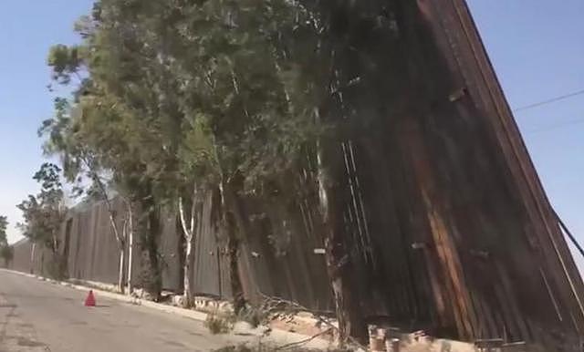 特朗普的墙塌了：美墨边境墙被大风吹倒，墙体落在墨西哥一侧