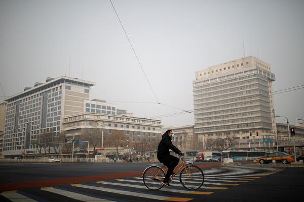 北京 2020年1月28日 A man wearing a mask rides a bicycle as the country is hit by an outbreak of the new coronavirus, in Beijing, China January 28, 2020.