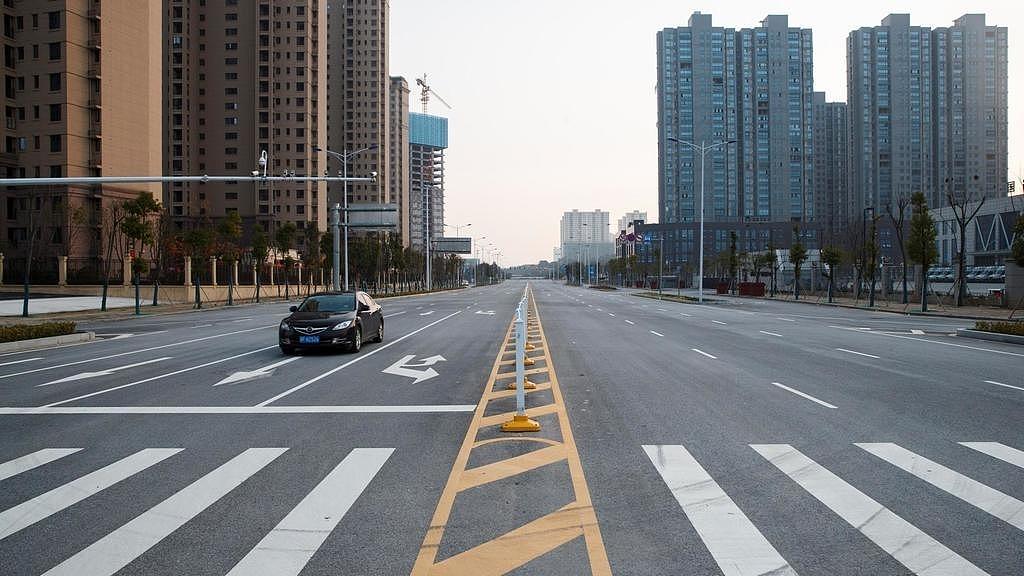 中国首都北京街头一景 2020年1月28日 Un véhicule circule dans les rues vides de la ville de Yueyang, dans la province du Hunan, le 28 janvier 2020.