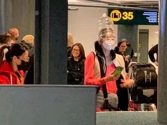 华人女子在加拿大机场头戴这东西登上海外媒体头条，老外全傻眼了...（组图） - 7