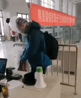 华人女子在加拿大机场头戴这东西登上海外媒体头条，老外全傻眼了...（组图） - 14