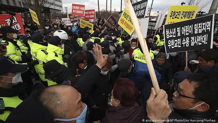 Südkorea | Protest gegen Quarantäne von China-Rückkehrern (picture-alliance/AP Photo/Lim Hun-jung/Yonhap )