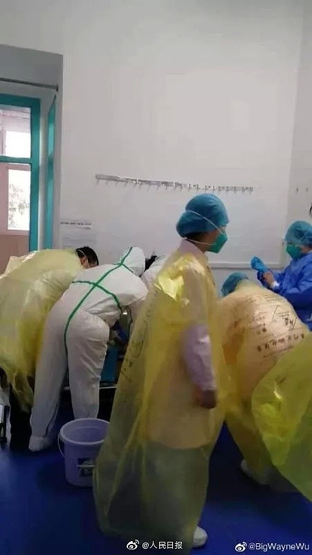 武汉协和医院物资紧缺 医生被逼套垃圾袋当防护服上阵（组图） - 4